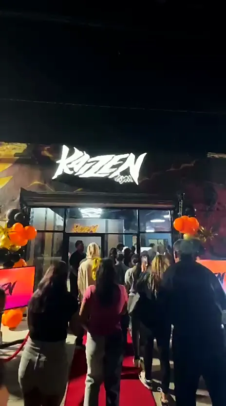 La gente entrando al gym por la alfombra roja