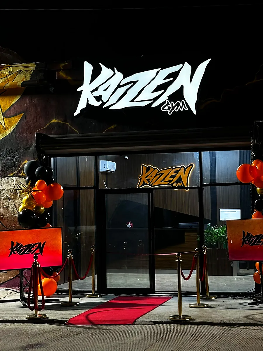 La fachada de Kaizen con alfombra roja y globos naranja y negro