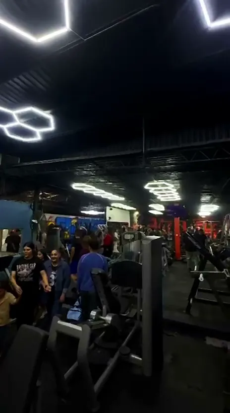 El piso de fuerza lleno de gente la noche de apertura