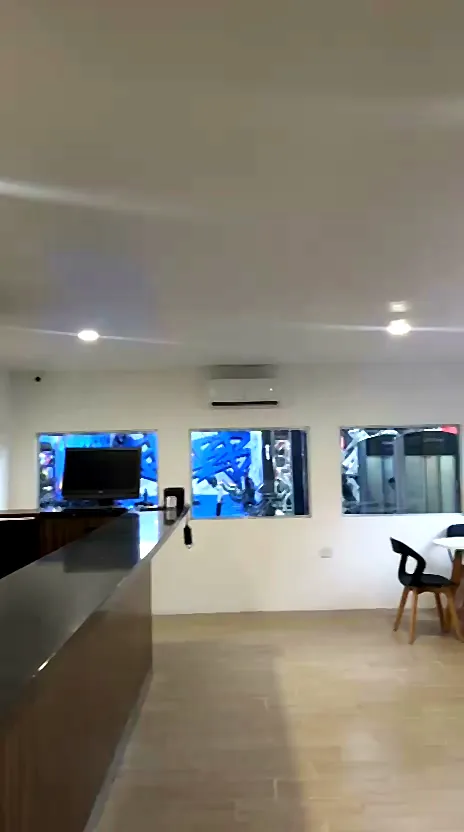 Cafetería de Kaizen Gym con barra, mesas y pantallas